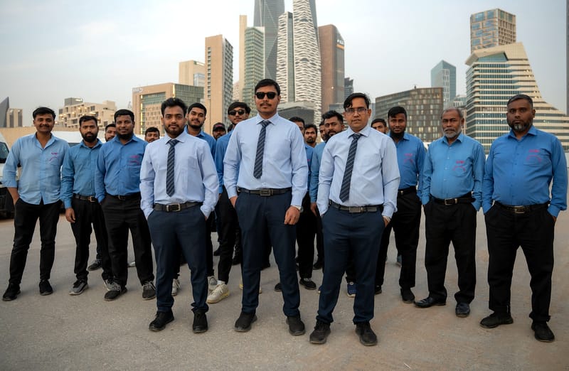 سائقو فلو موبيلتي ومشرفوها يقفون صفاً بالزي الموحد في الرياض